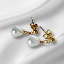 Load image into Gallery viewer, Lustre Drop Pearl Earrings