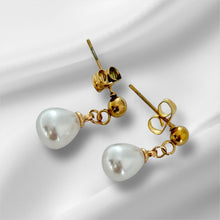 Load image into Gallery viewer, Lustre Drop Pearl Earrings