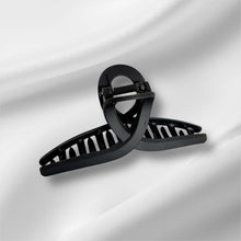 Load image into Gallery viewer, Onyx Twist Hair Clamp