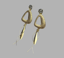 Load image into Gallery viewer, Lily Earrings
