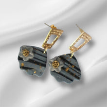Load image into Gallery viewer, Alice Earrings
