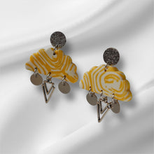 Load image into Gallery viewer, Amanda’s Earrings
