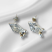 Load image into Gallery viewer, Maeve Earrings
