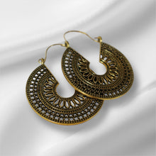 Load image into Gallery viewer, Skylar Earrings
